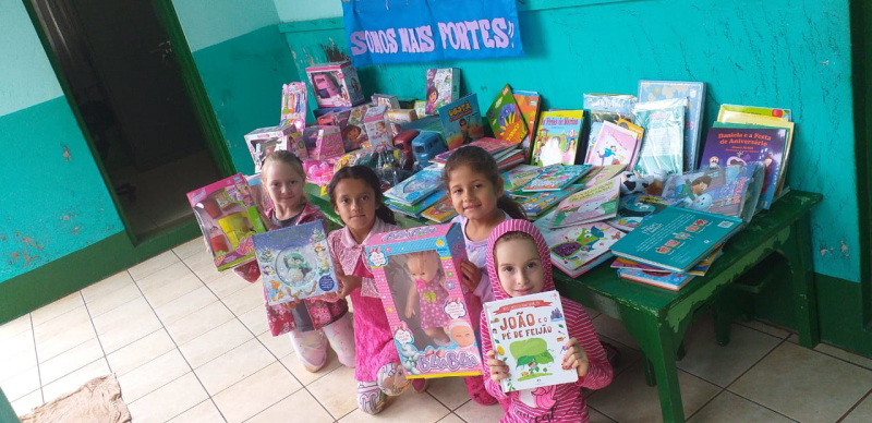 SMECDT ADQUIRE LIVROS E BRINQUEDOS PARA A ESCOLA RURAL DE SÃO MARTINHO